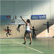 Ex-jugadora de tenis imparte clases de tenis a todos los niveles